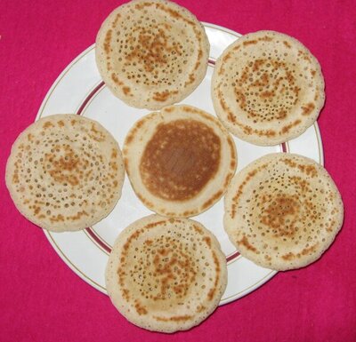 6 pikelets on round white plate