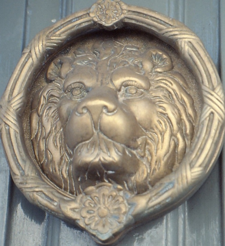 Brass lion's head door-knocker