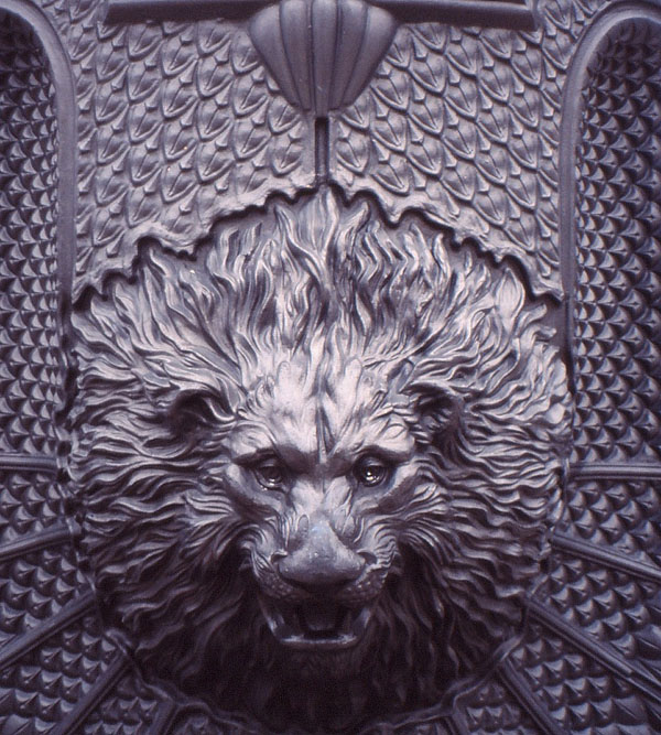 Metal lion mask Madrid